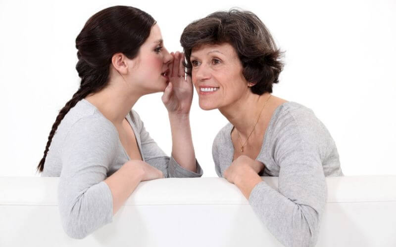Tell to her. Tell to her. Девушки сплетничают. Tell your girlfriend. Девушки секретничают.